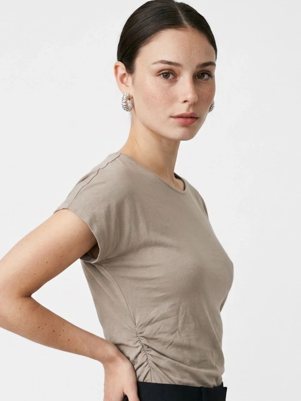 EVEREVE | Taupe Side-Ruched Short Sleeve Tee Women’s Size Small